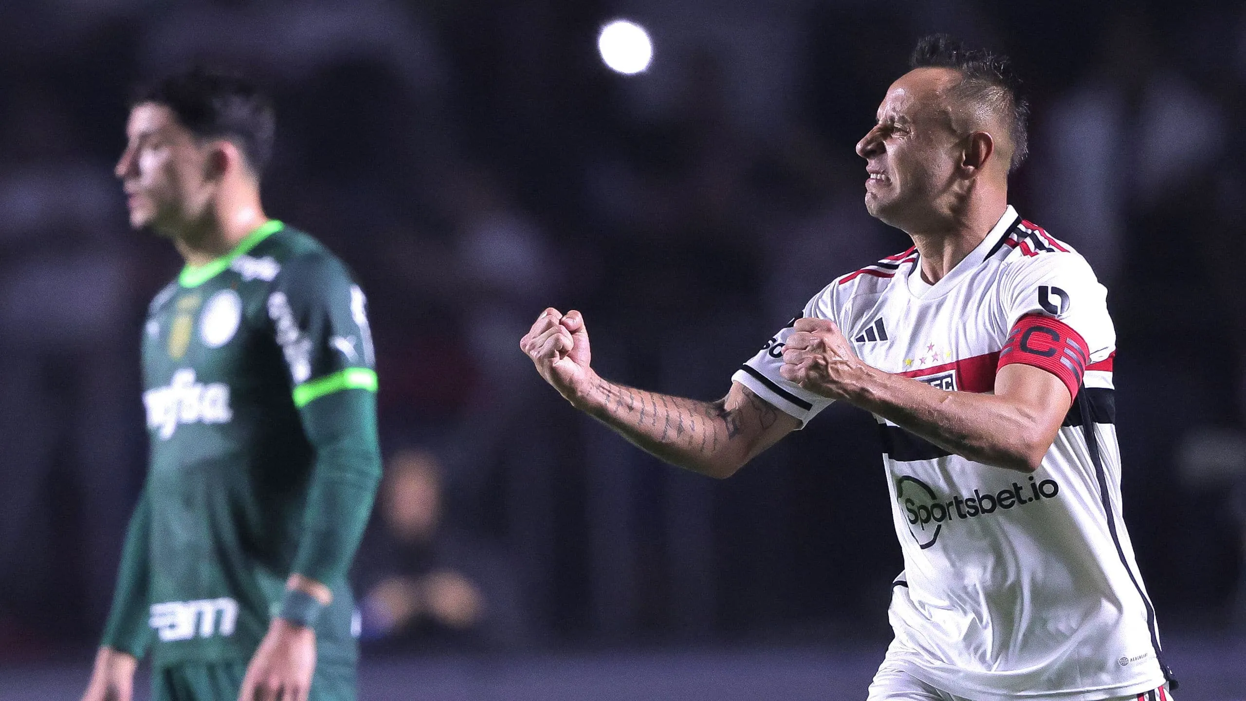 O petardo de Rafinha assegurou a vit&oacute;ria a um S&atilde;o Paulo superior ao Palmeiras