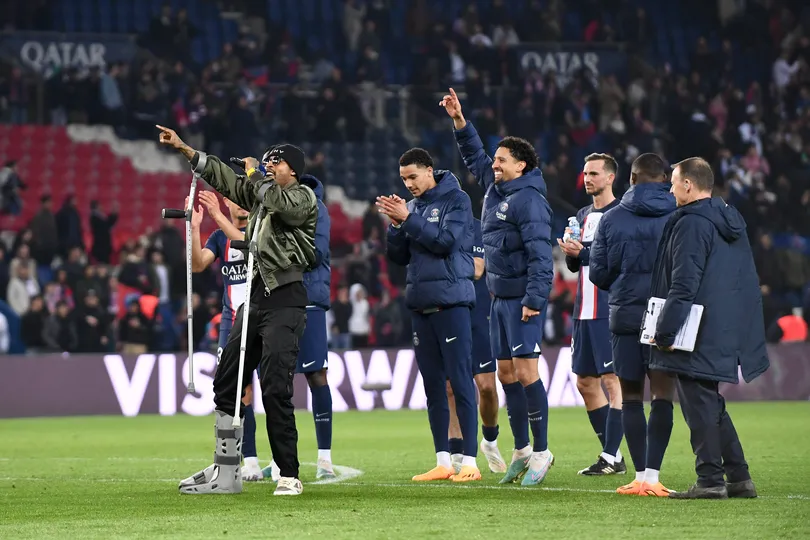 Presnel KIMPEMBE de muletas