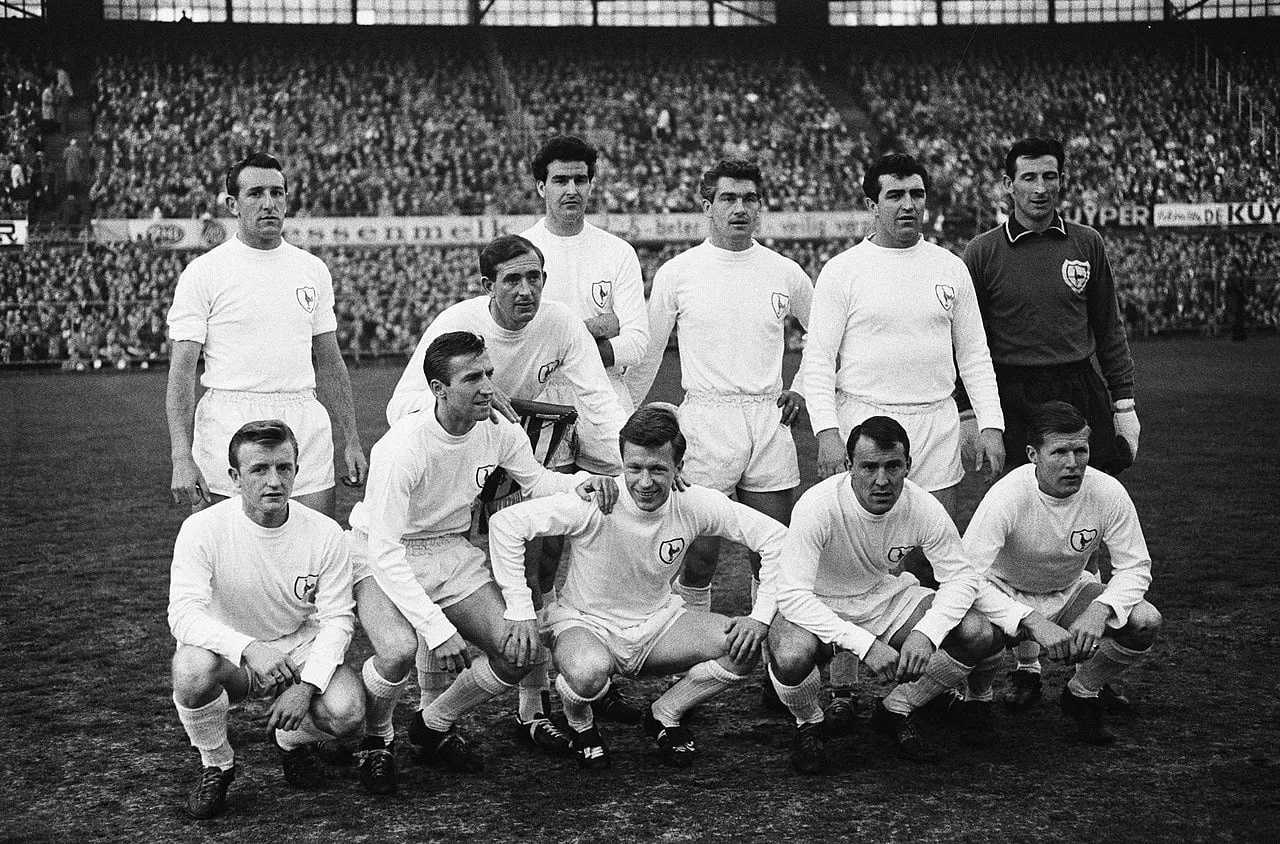 H&aacute; 60 anos, o Tottenham vencia a Recopa e se tornava o primeiro brit&acirc;nico a levantar um caneco europeu