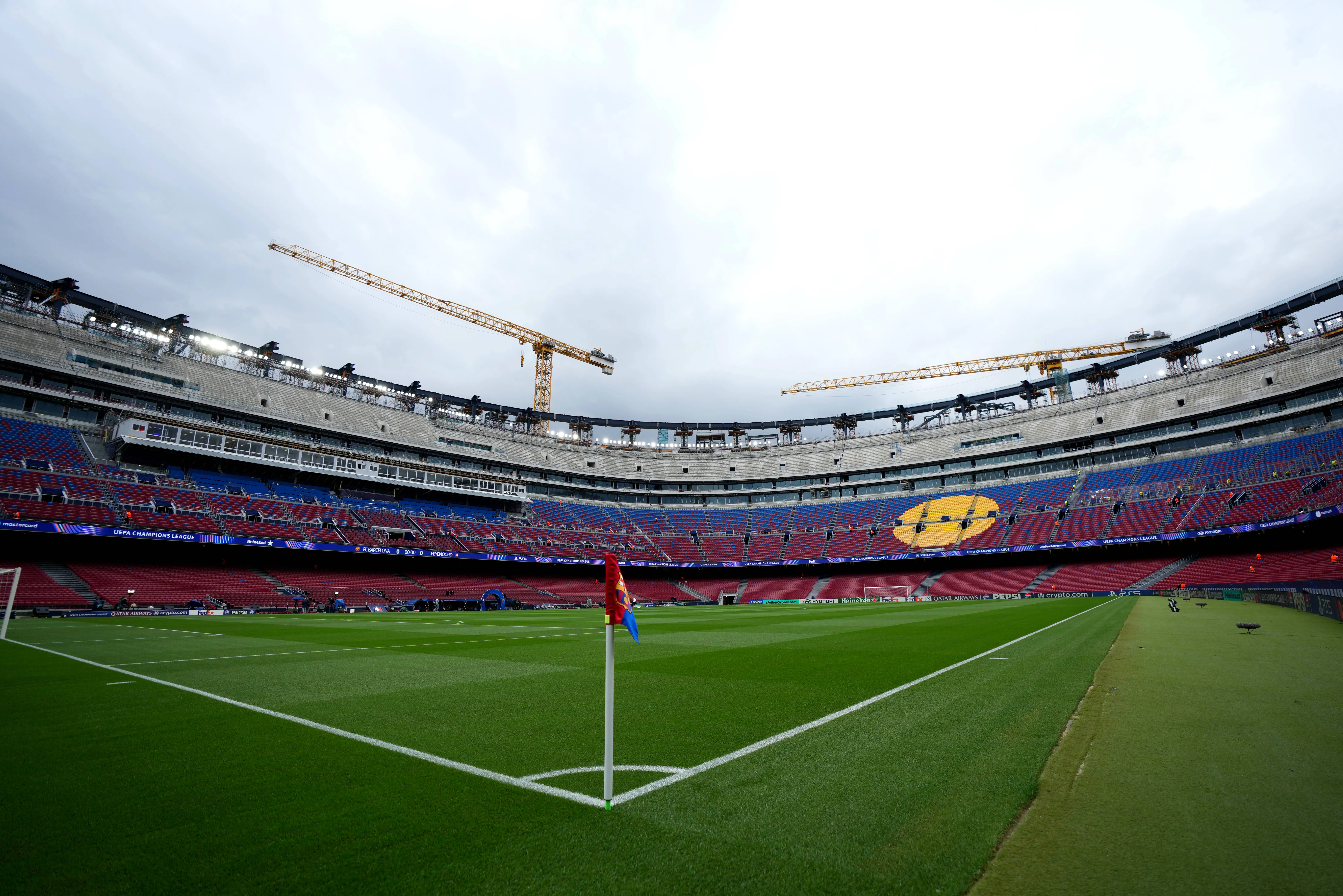 Parte consider&aacute;vel do Camp Nou ainda est&aacute; em obras