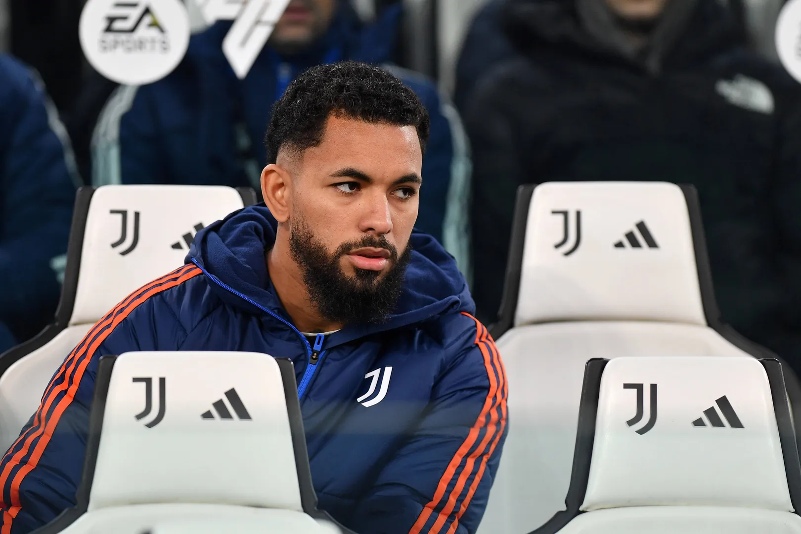 Douglas Luiz no banco de reservas da Juventus