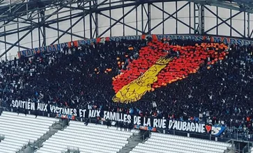 A torcida do Olympique criou um mosaico em tributo &agrave;s v&iacute;timas de um desabamento em Marselha