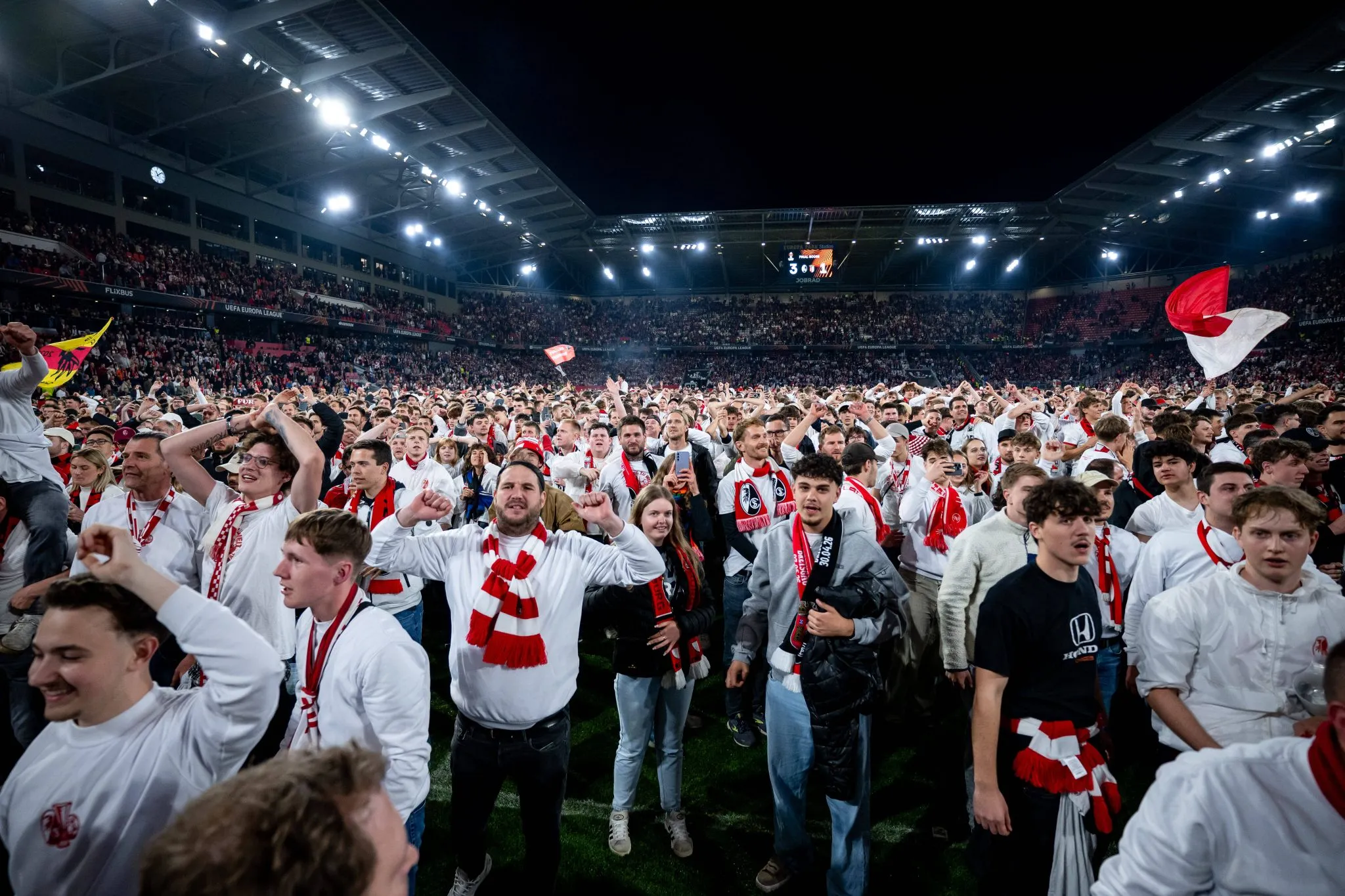 Torcida do Freiburg invadiu o campo ap&oacute;s classifica&ccedil;&atilde;o para final da Liga Europa