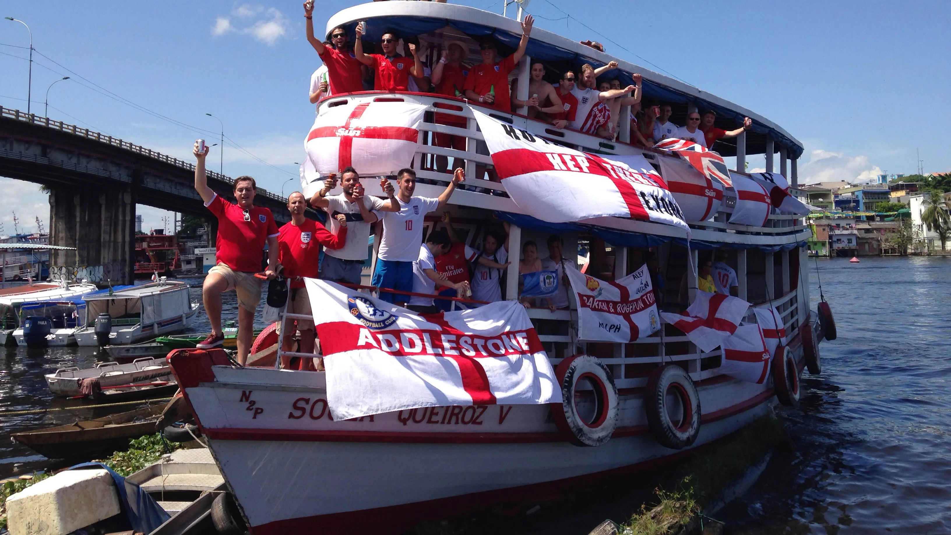 Torcedores da Inglaterra cantam e dan&ccedil;am em barco em Manaus (Leandro Beguoci/Trivela)
