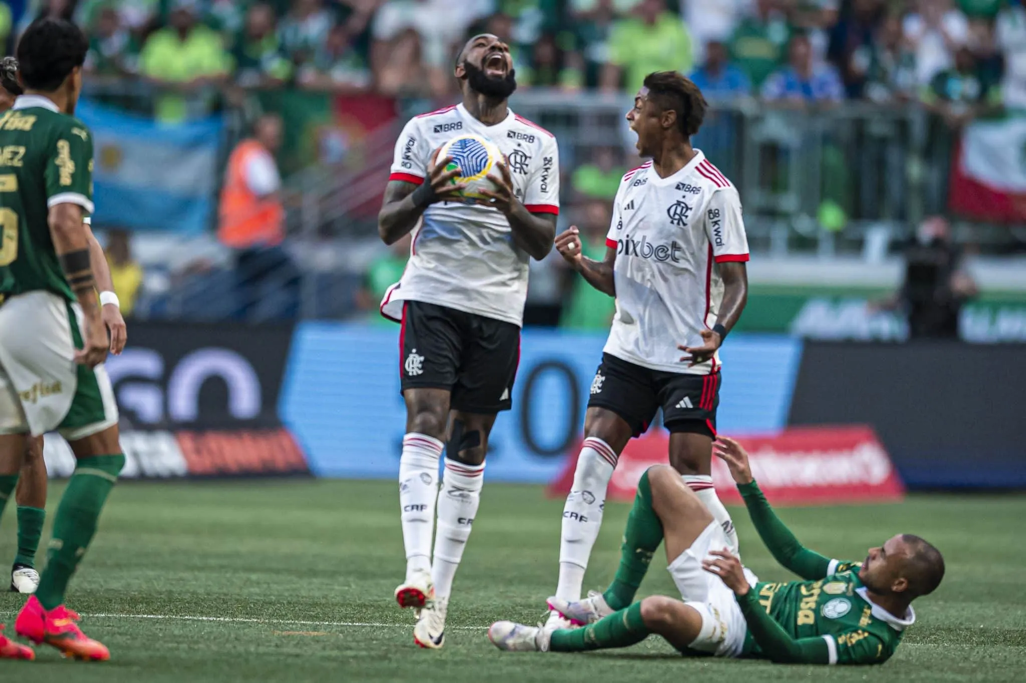 Flamengo melhora com mexidas, mas ainda deixa a desejar em jogo pegado contra o Palmeiras