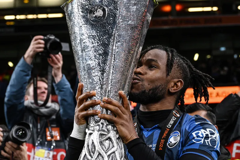 Lookman beija o trof&eacute;u da Liga Europa