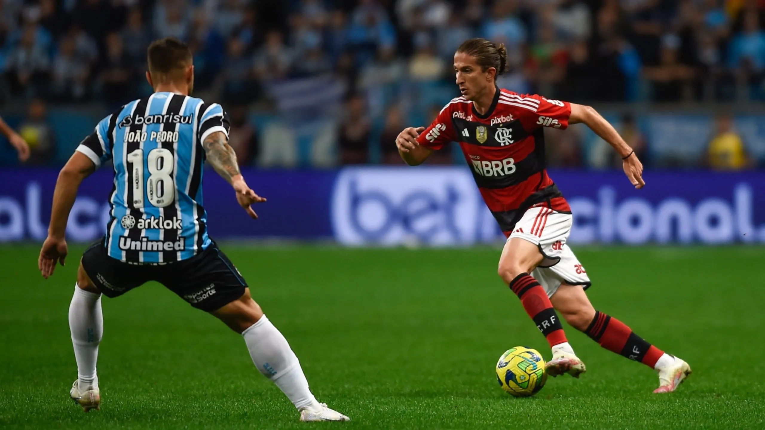 Filipe Lu&iacute;s renasce no Flamengo, e j&aacute; tem quem cobre renova&ccedil;&atilde;o do contrato