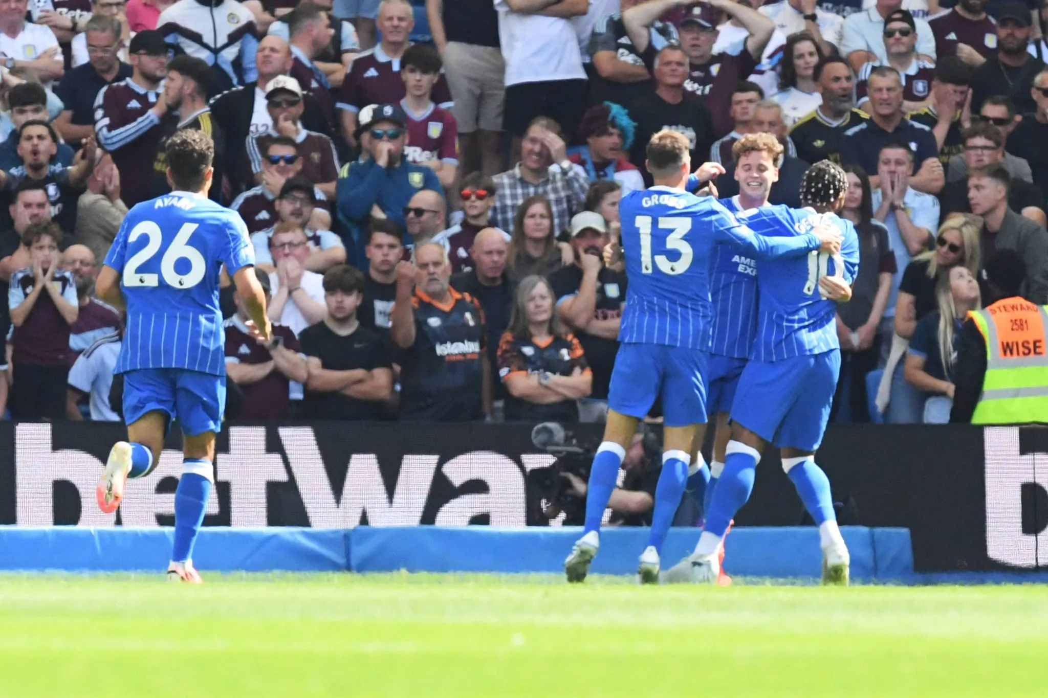 Jogadores do Brighton celebram gol no Aston Villa