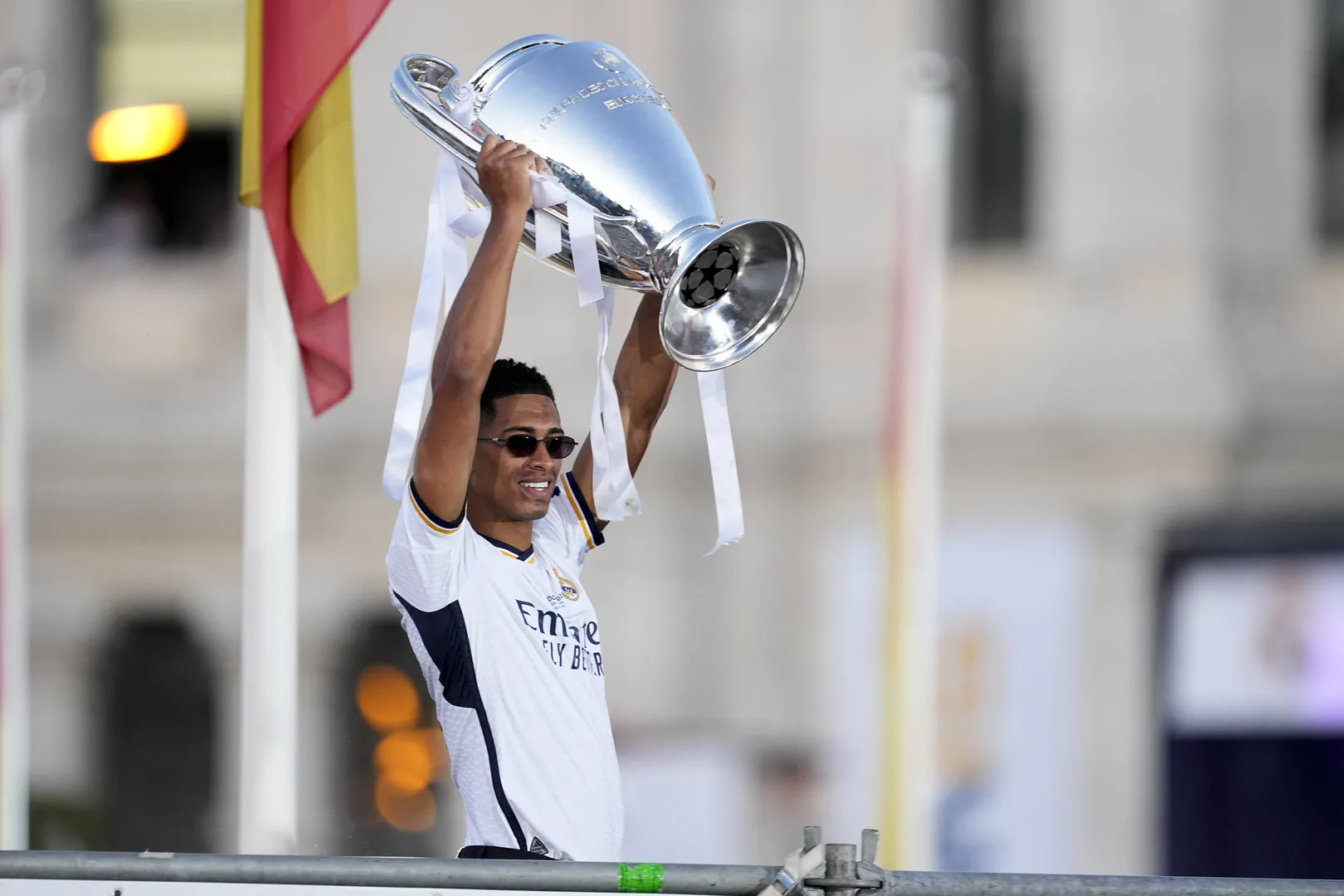 Jude Bellingham com a ta&ccedil;a da Champions conquistada no Real Madrid