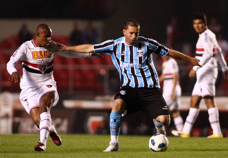 Em sua &uacute;ltima passagem pelo futebol brasileiro, F&aacute;bio Rochemback defendeu o Gr&ecirc;mio entre 2009 e 2012