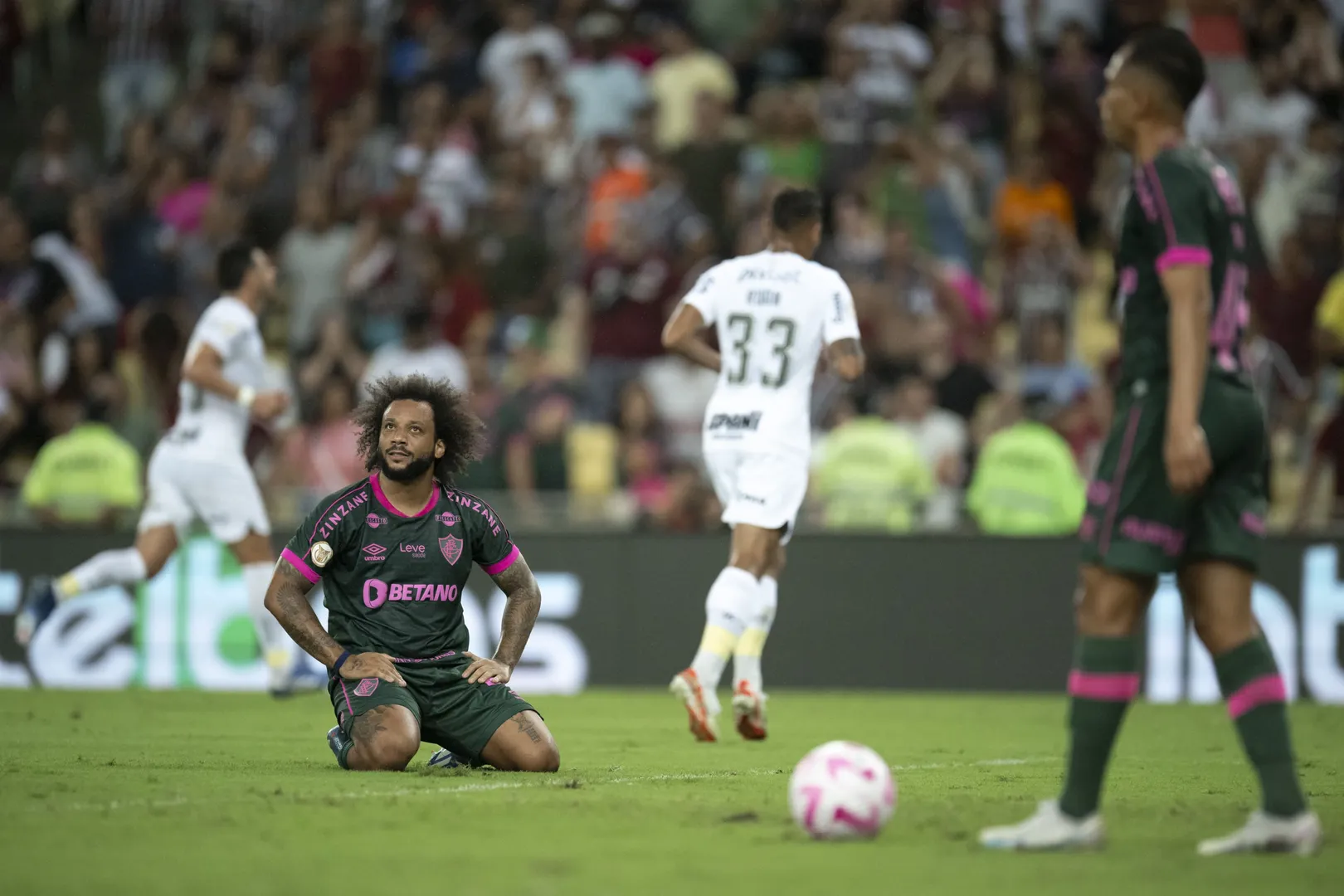 Marcelo lamenta falha enquanto Yuri Alberto comemora seu segundo gol no empate do Fluminense com o Corinthians pelo Campeonato Brasileiro - Foto: Icon sport