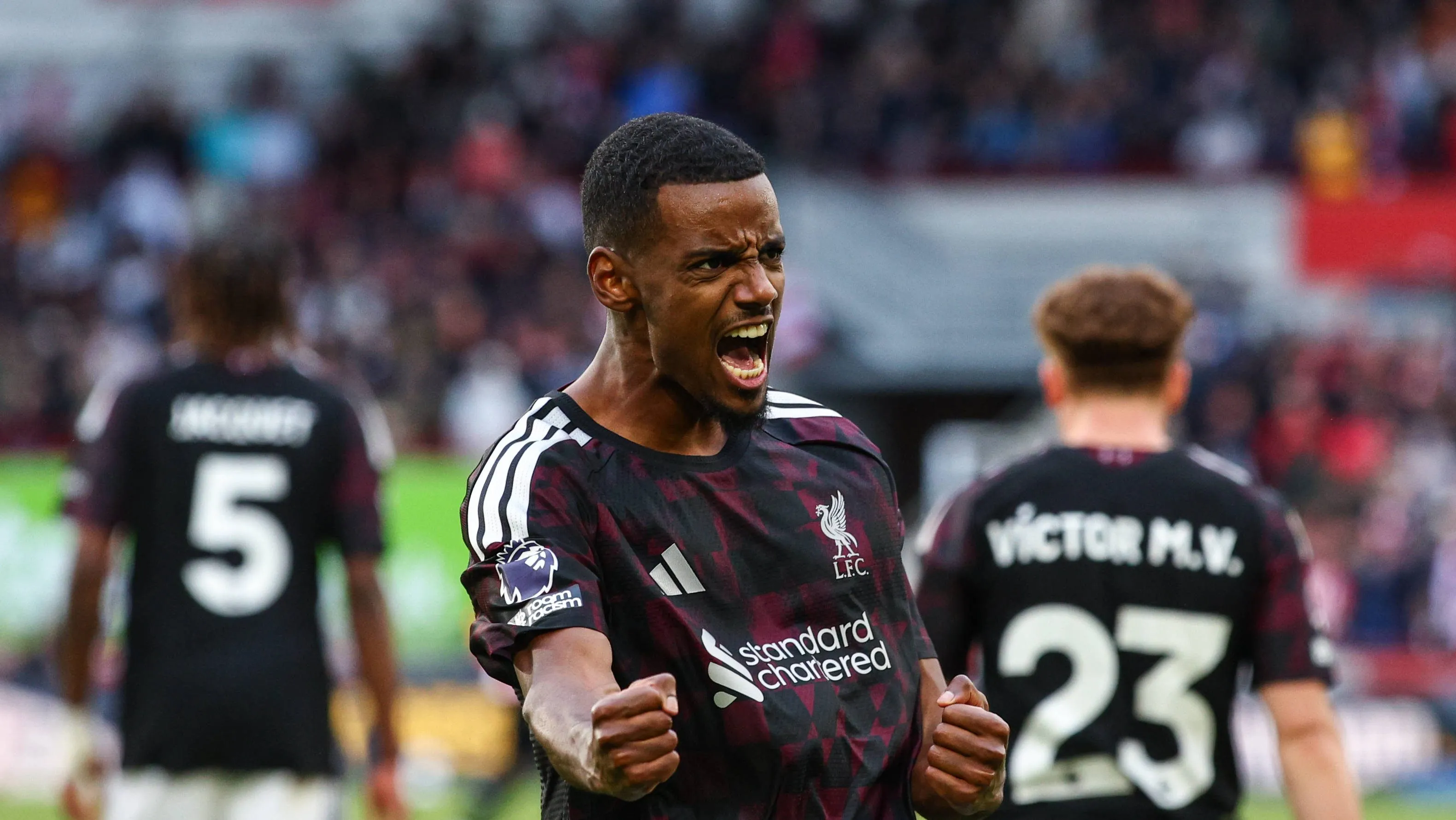 Isak garante virada do Liverpool e mostra caminho de esperan&ccedil;a a Wirtz e Barcola