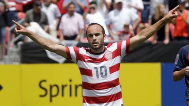 Donovan usa &oacute;culos escuros em campo na Copa Ouro