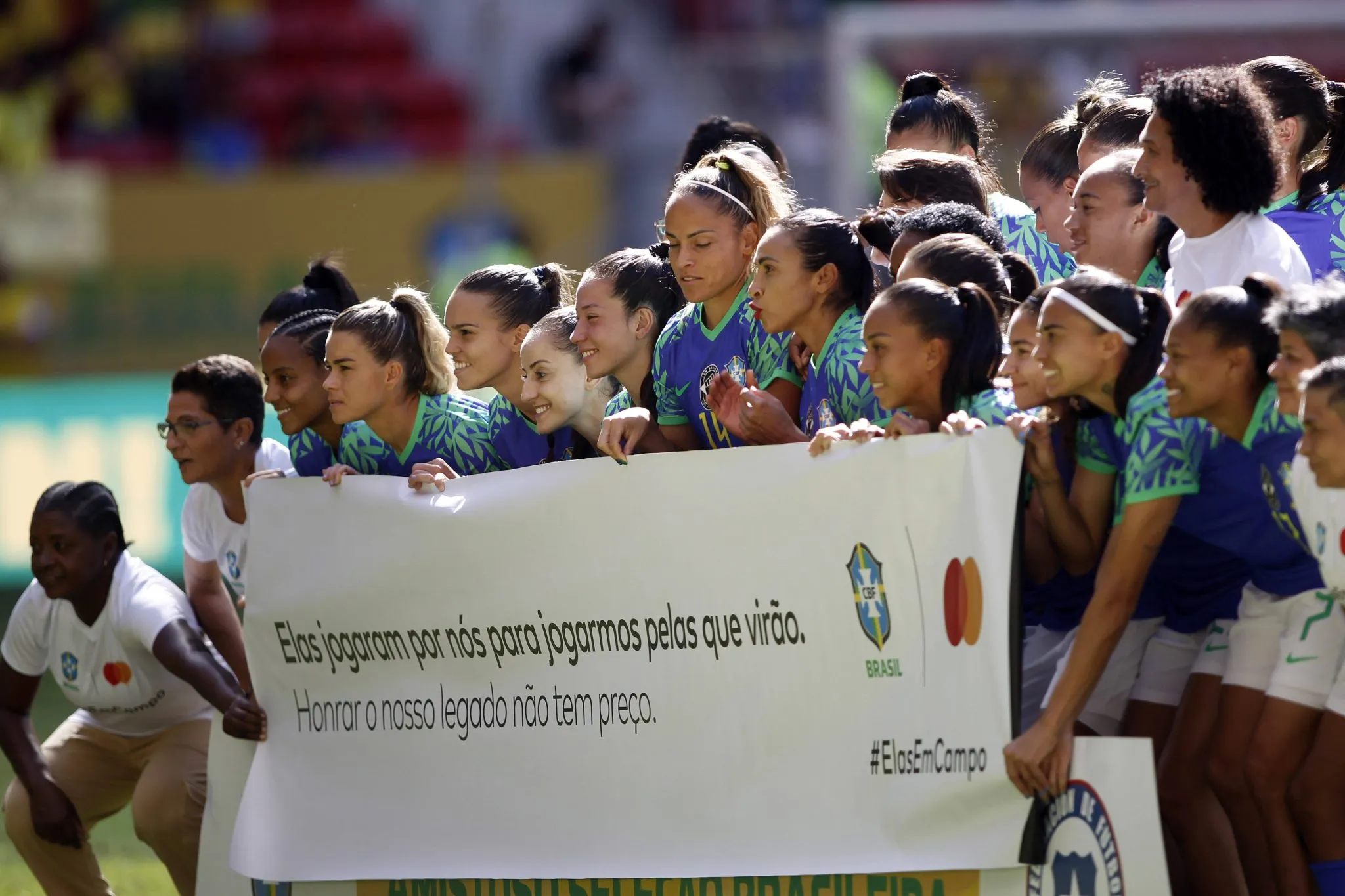 seleção brasileira feminina homenageia pioneiras durante amistoso em 2023 (Foto: IMAGO / Action Plus)