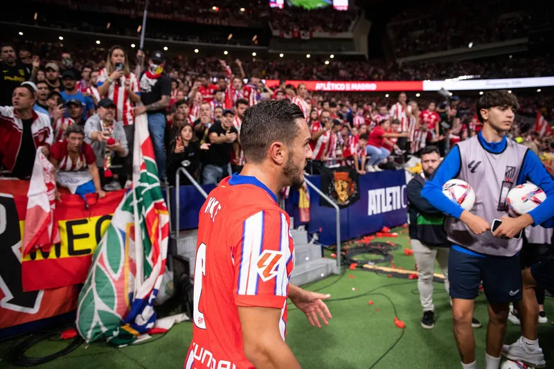 Koke conversa com torcedores do Atl&eacute;tico de Madrid ap&oacute;s incidente no cl&aacute;ssico contra o Real Madrid, pela 8&ordf; rodada de La Liga 2024/25. Foto: Imago