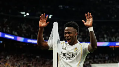Vinicius J&uacute;nior baila na cara do Benfica em dia de Real Madrid com velha aura na Champions