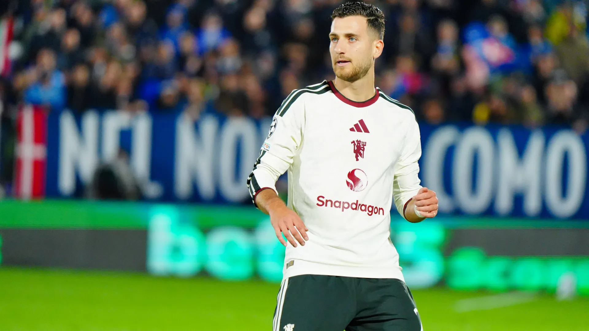 Diogo Dalot, lateral do Manchester United, durante a partida da Champions League entre Como 1907 e Manchester United, em Como, na It&aacute;lia, em 21 de outubro de 2026.