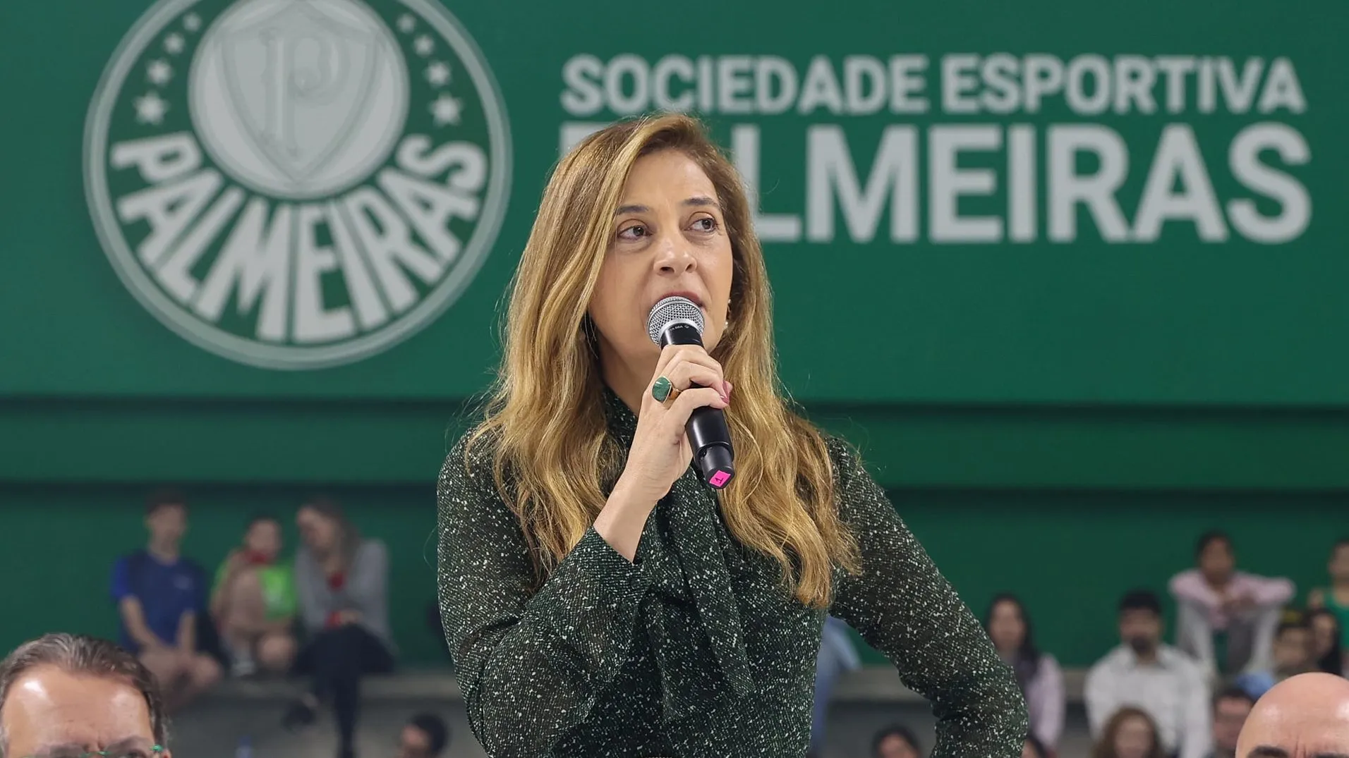 Leila Pereira v&ecirc; cerco no Palmeiras aumentar, mas ainda tem 2024 como trunfo