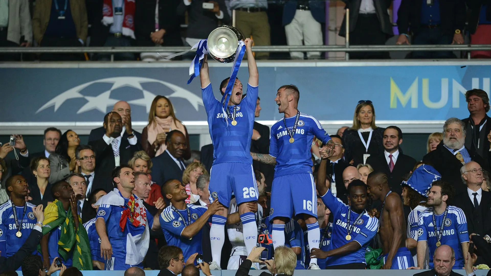 John Terry anuncia o fim esperado de uma carreira para sempre marcada no futebol ingl&ecirc;s