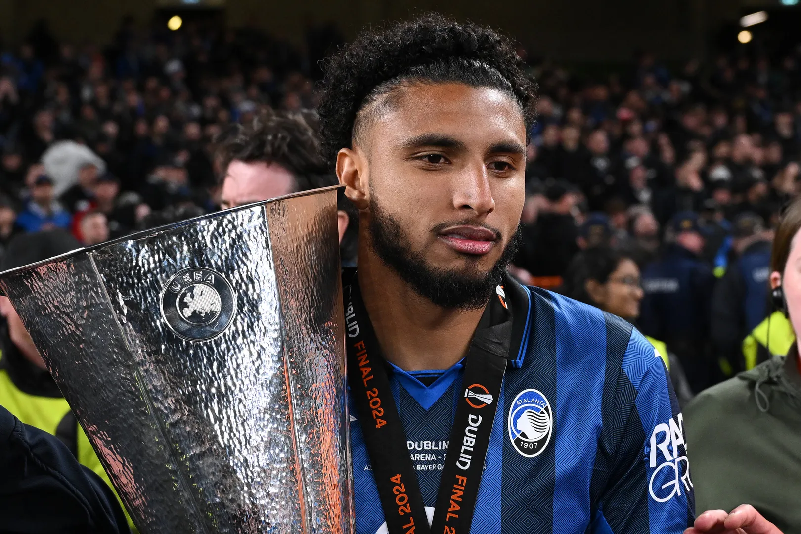 &Eacute;derson com o trof&eacute;u da Europa League 2023/24, conquistado com a Atalanta (Foto: Imago)
