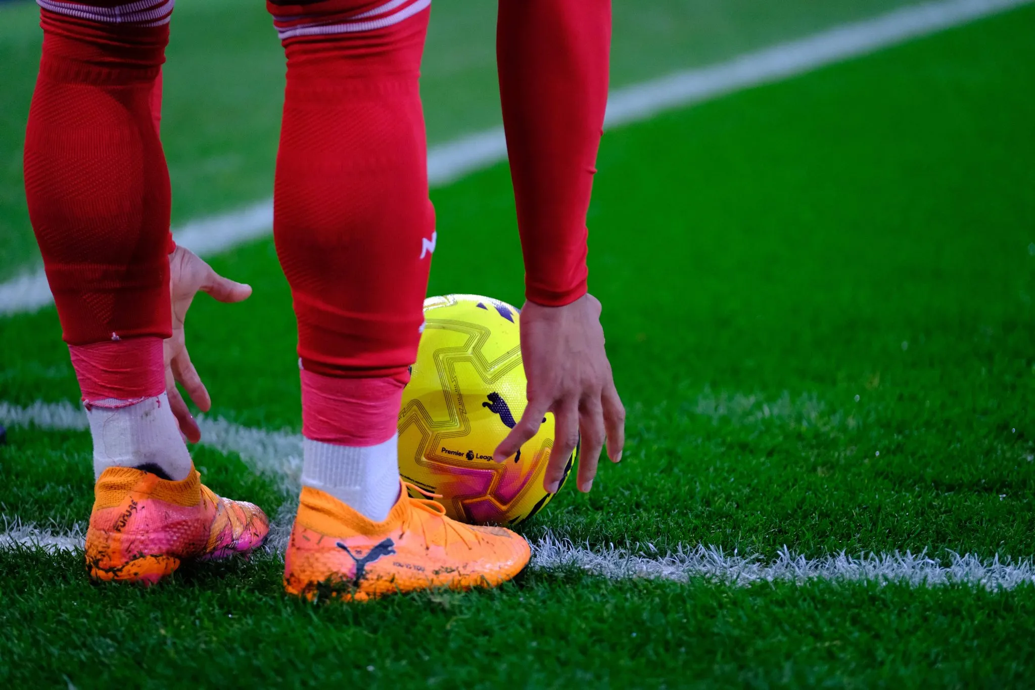 Hutchinson antes de cobrar escanteio pelo Nottingham Forest