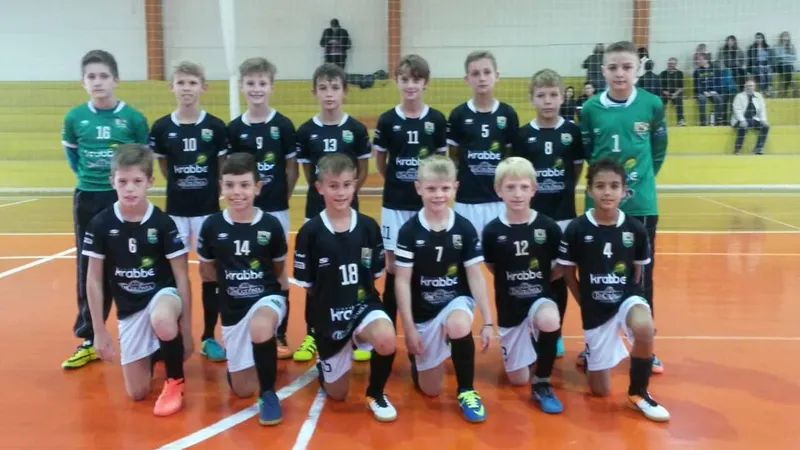 Murilo (11) e Bernardo (5) com a equipe de futsal da ASTF, de Teut&ocirc;nia
