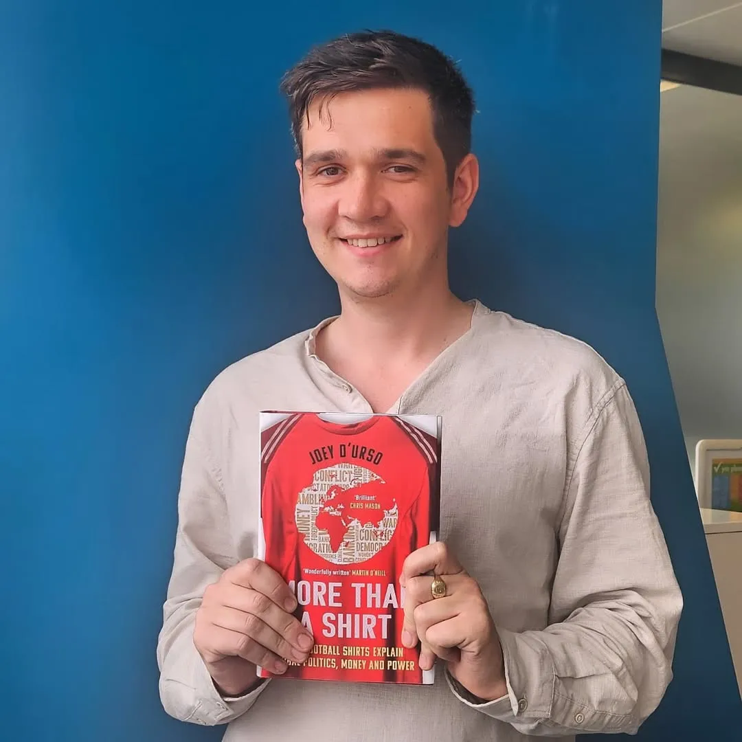 Joey D'Urso com o livro More Than a Shirt