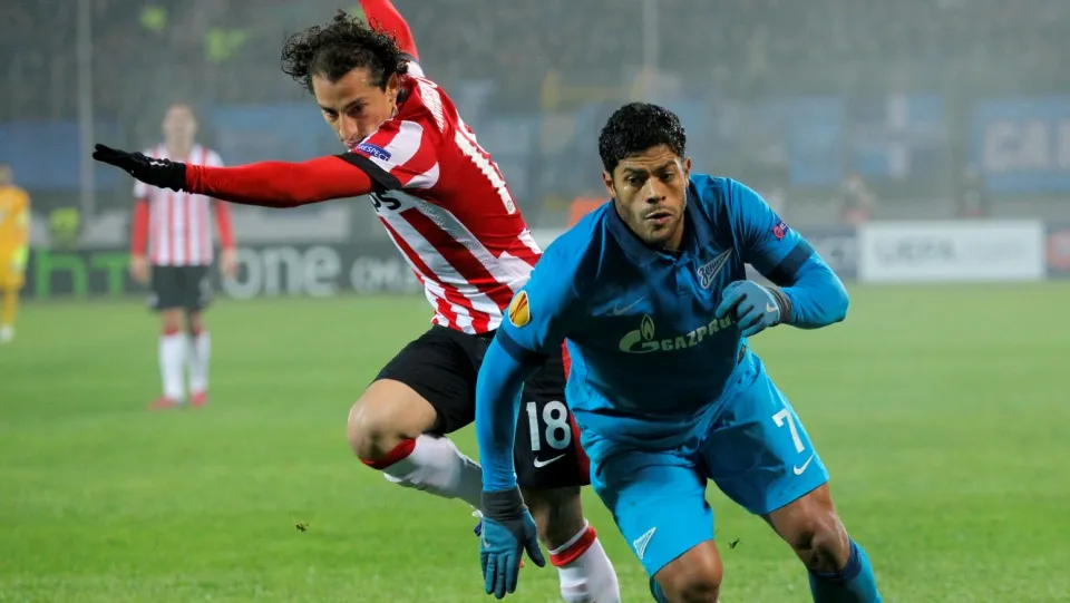 [V&iacute;deo] Antes de fazer um belo gol, Hulk passou vergonha com esse chute rumo &agrave; lateral