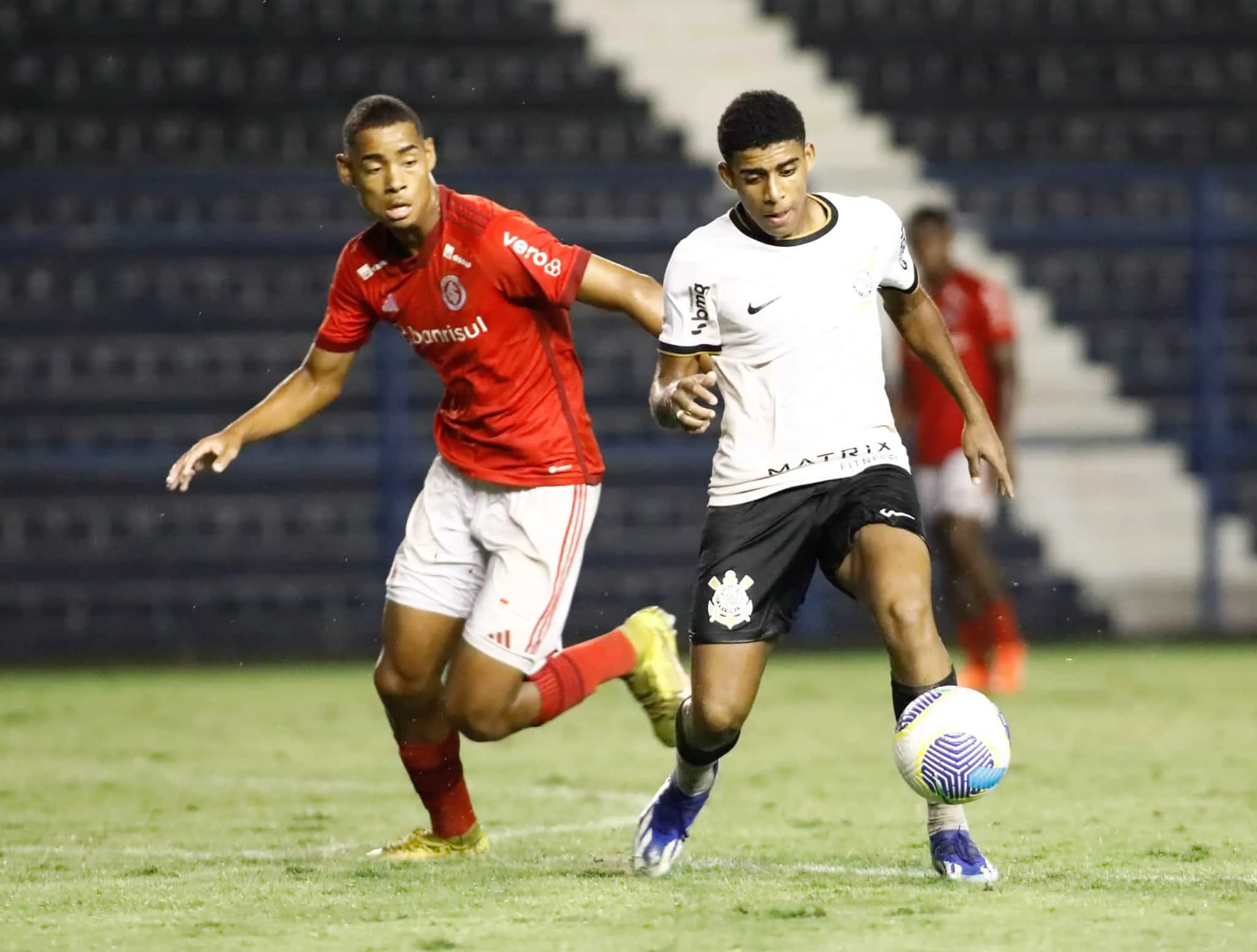 Corinthians &eacute; multado pelo STJD por cantos homof&oacute;bicos em jogo da base