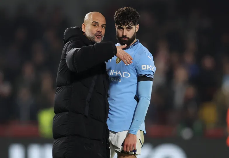 Guardiola conversa com Gvardiol ap&oacute;s a partida