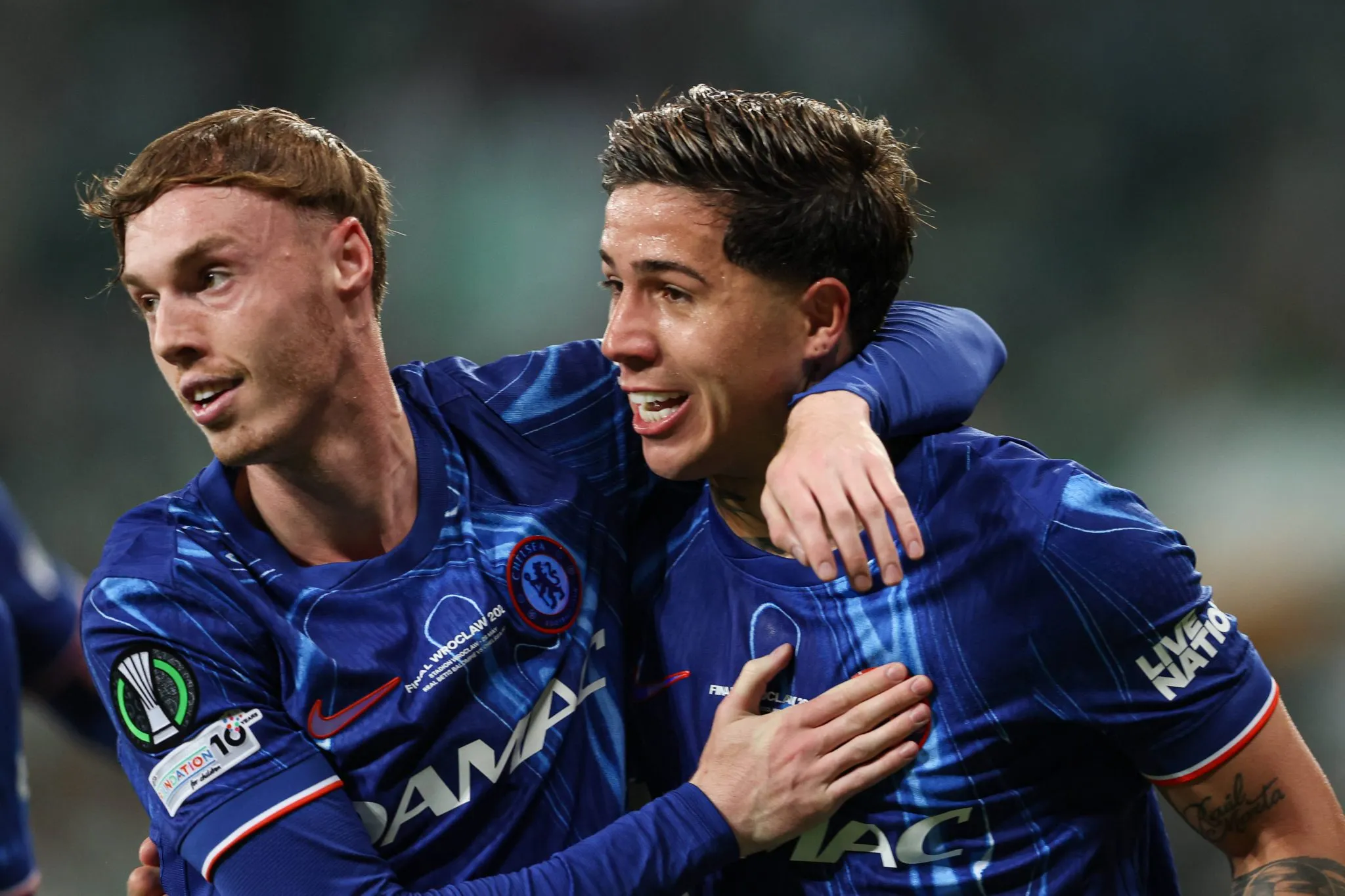 Enzo Fern&aacute;ndez e Palmer celebram gol pelo Chelsea