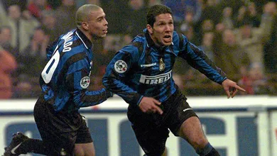 H&aacute; 20 anos, Simeone brilhava e Ronaldo marcava um gol fenomenal pela Inter no d&eacute;rbi com o Milan
