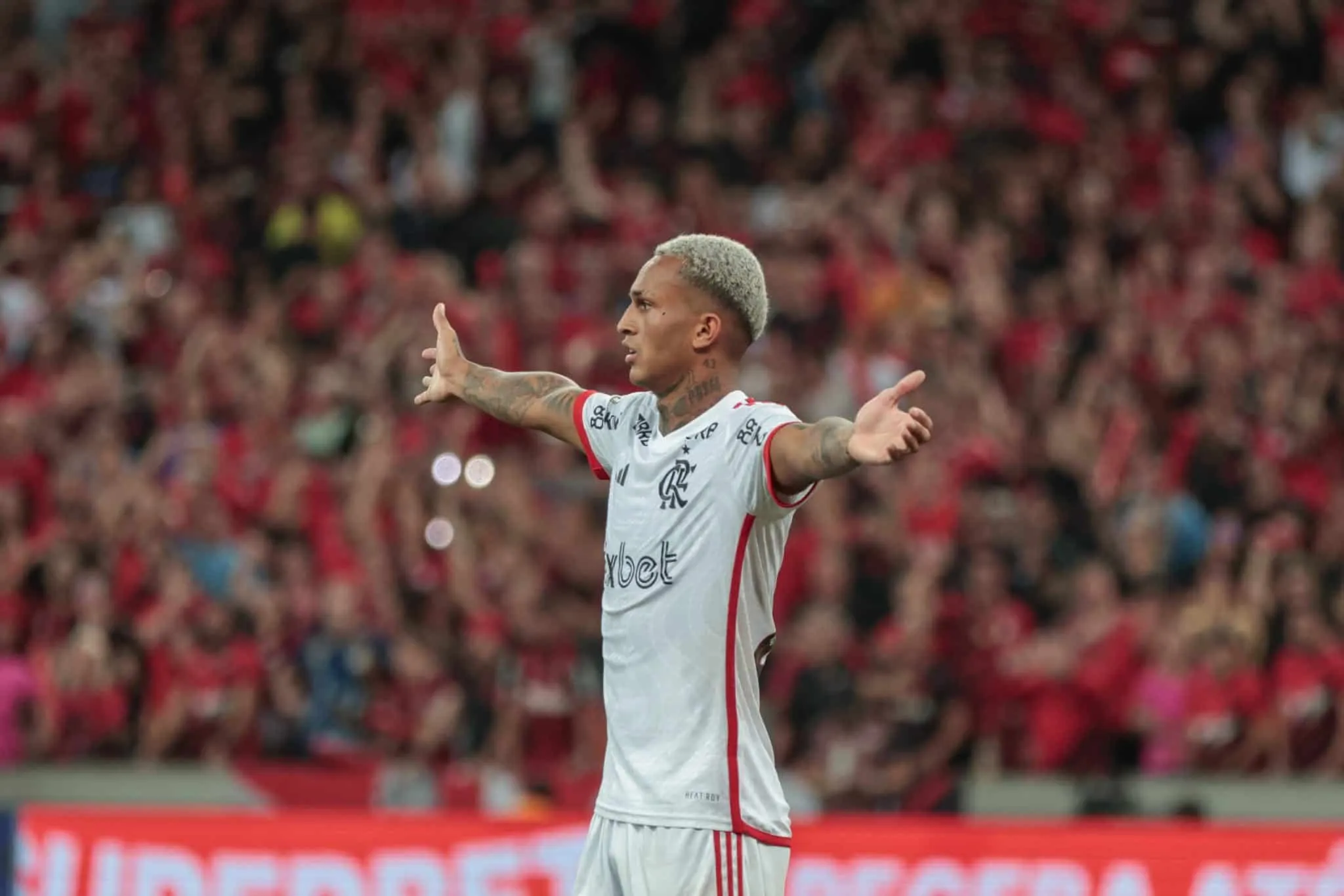 Flamengo aguarda oferta vantajosa por Wesley e pode ir ao mercado por lateral direito