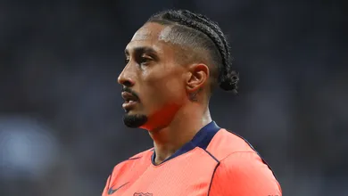 Como Raphinha foi protagonista no vesti&aacute;rio do Barcelona ap&oacute;s derrota para o Real Madrid?