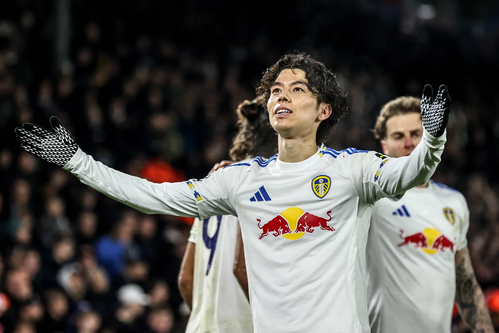 Tanaka celebra gol pelo Leeds 