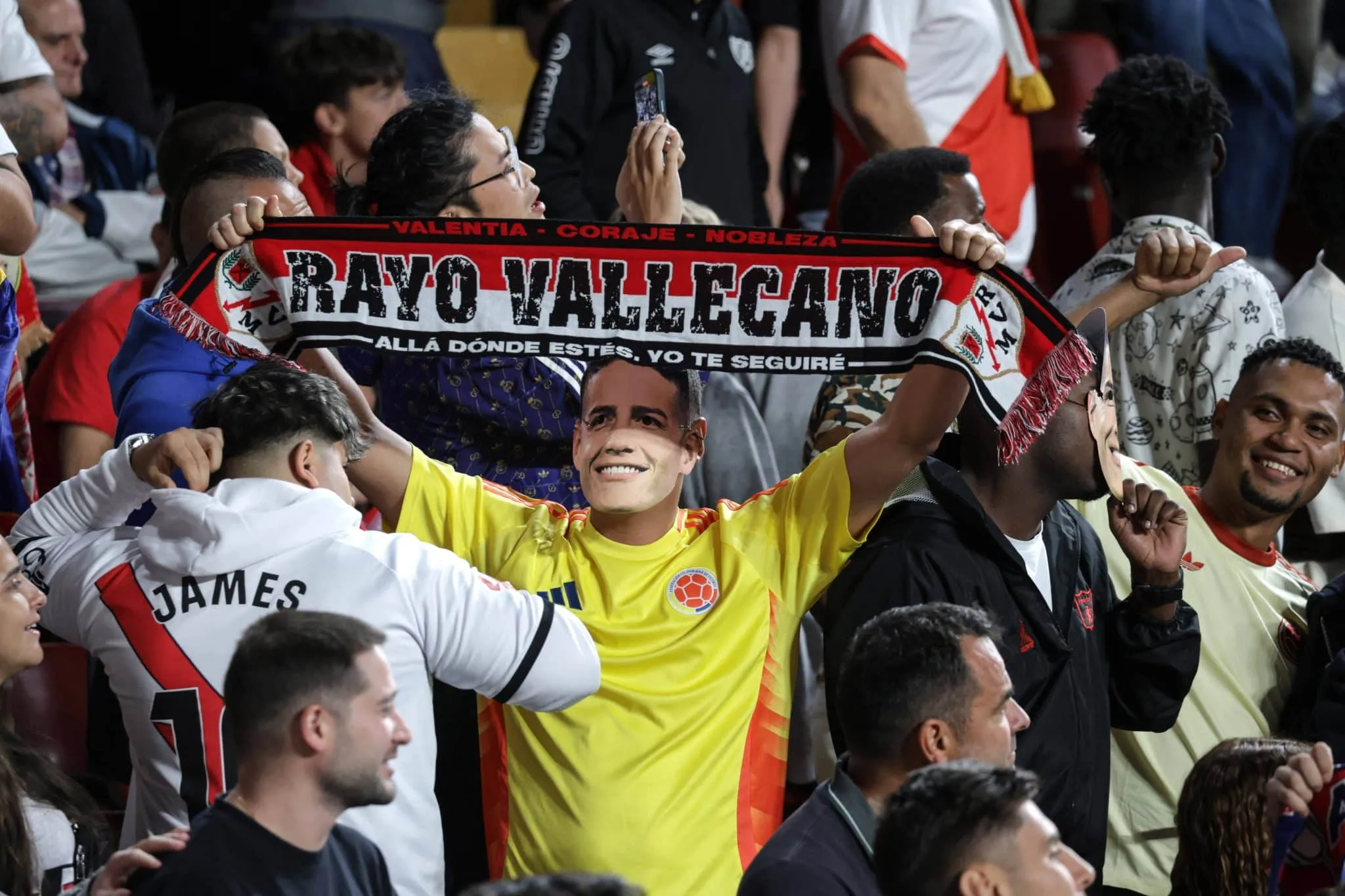 M&aacute;scaras, euforia e rela&ccedil;&atilde;o com &iacute;dolo colombiano: a estreia de James Rodr&iacute;guez no Rayo Vallecano