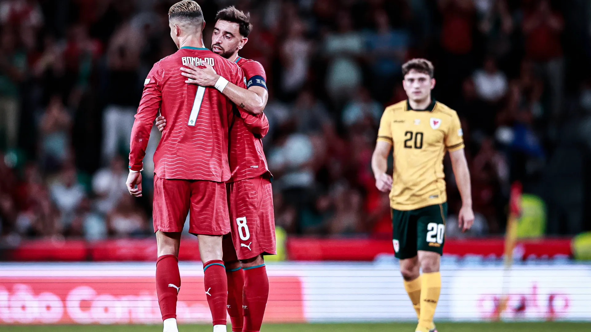 Cristiano Ronaldo, da sele&ccedil;&atilde;o portuguesa, entrega a bra&ccedil;adeira de capit&atilde;o a Bruno Fernandes durante a partida contra o Pa&iacute;s de Gales pela Nations League 2026/27, no Est&aacute;dio Jos&eacute; Alvalade, em Lisboa, em 24 de setembro de 2026.