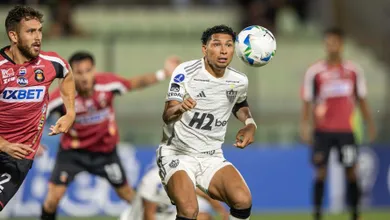 Atl&eacute;tico-MG mant&eacute;m sina, mas leva empate amargo em seu habitat fora do Brasil
