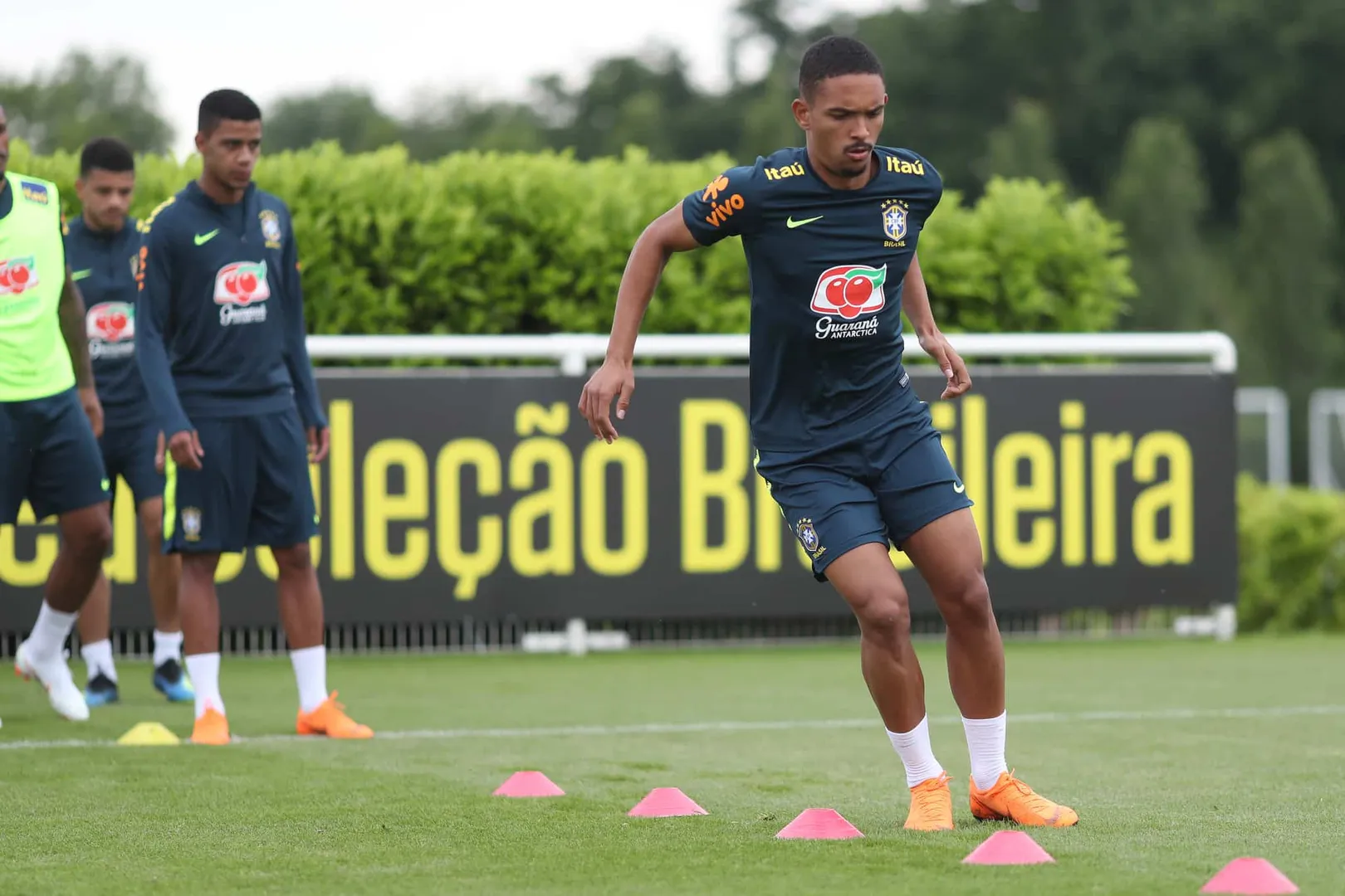 Vitinho participou da prepara&ccedil;&atilde;o para a Copa de 2018 (Foto: Lucas Figueiredo/CBF)