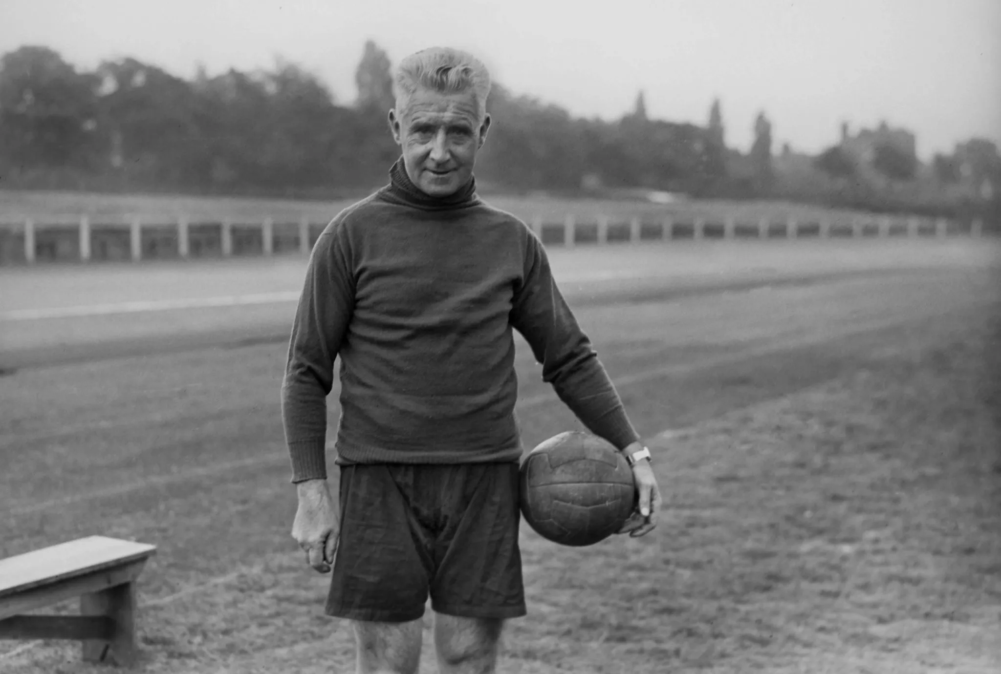 Jimmy Hogan, um dos treinadores mais importantes da hist&oacute;ria, quando treinava o Aston Villa, em 1936 