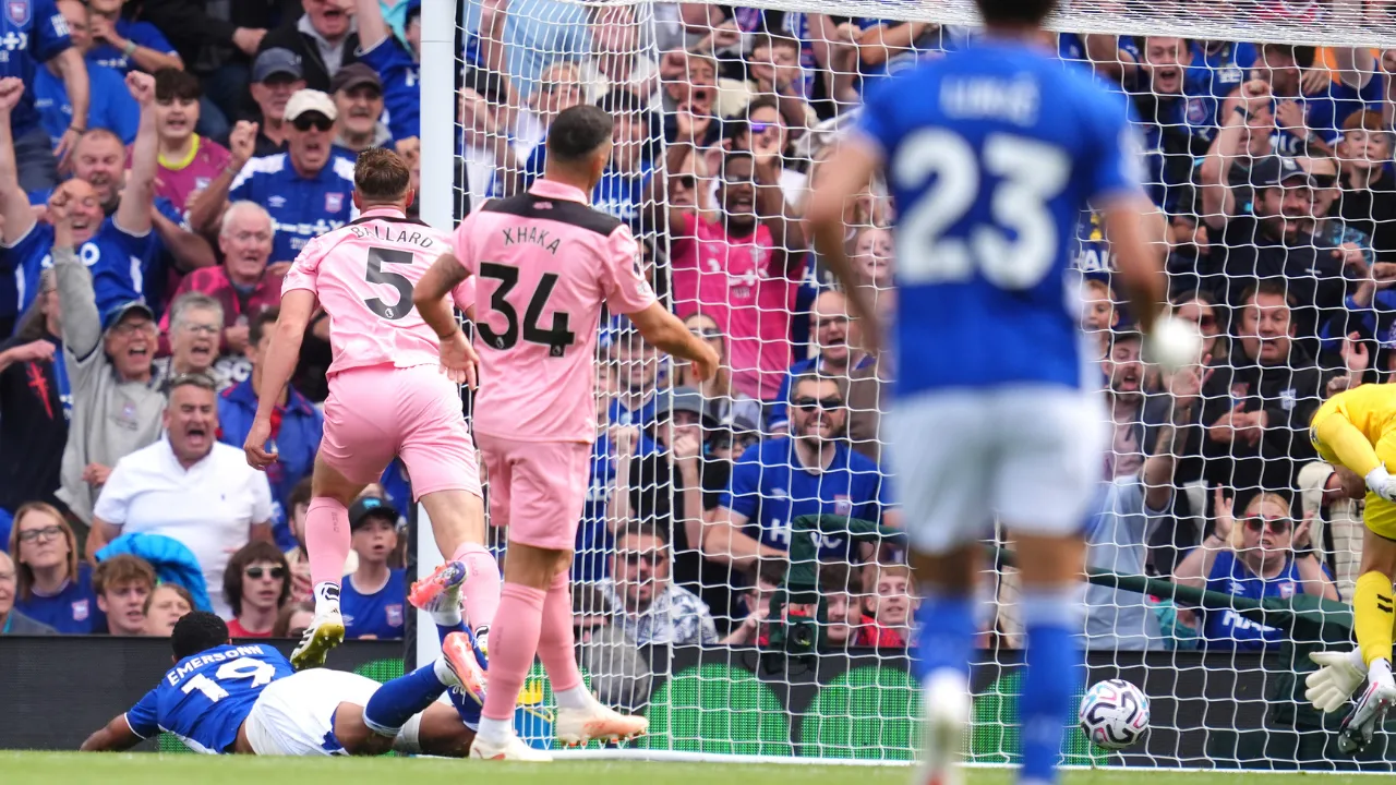 Emersonn marca na estreia do Ipswich Town pela Premier League 