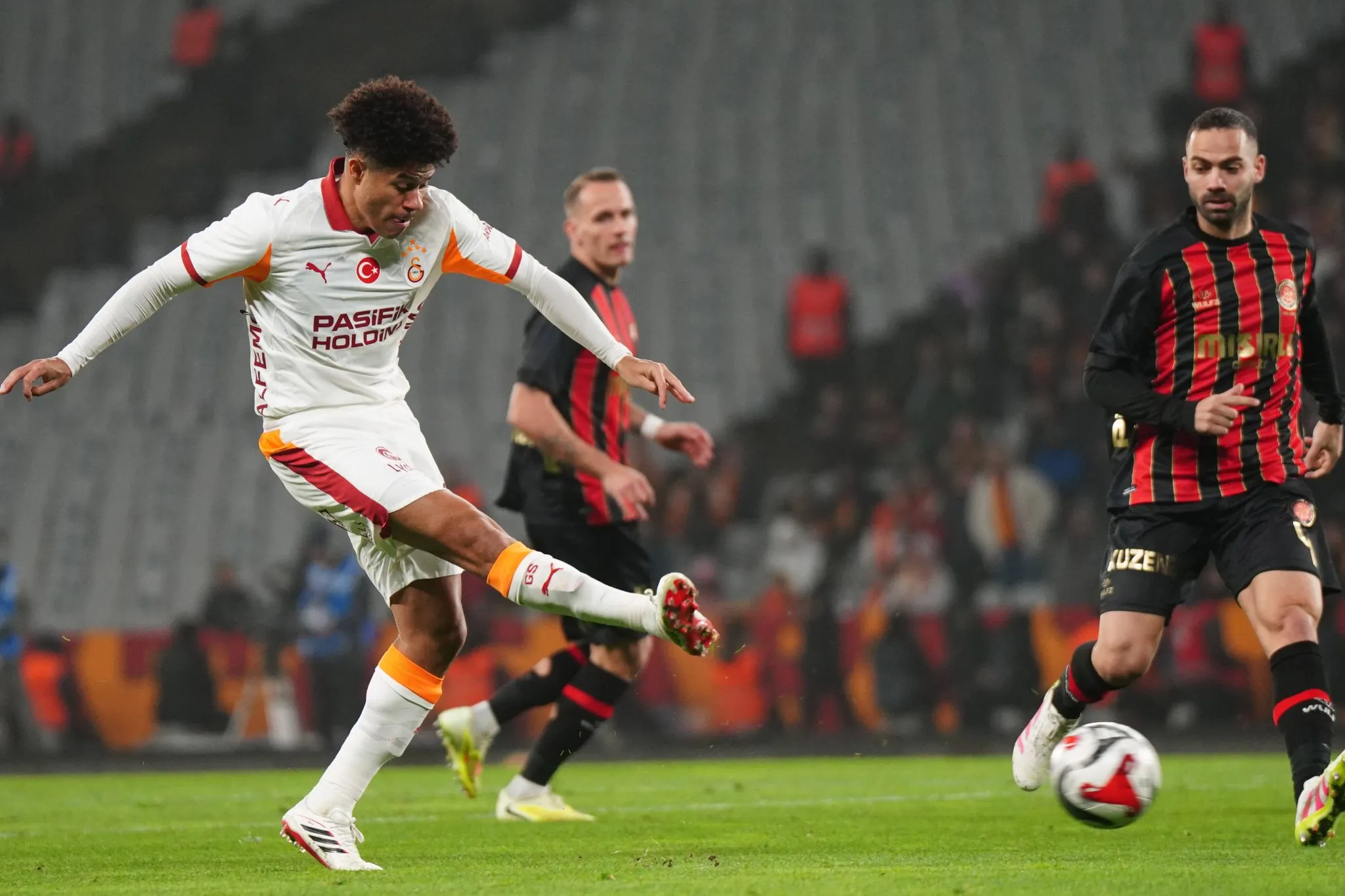Gabriel Sara em jogo pelo Galatasaray