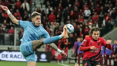 O Bol&iacute;var sobreviveu na Baixada e, gra&ccedil;as aos p&ecirc;naltis, tirou o Furac&atilde;o da Libertadores