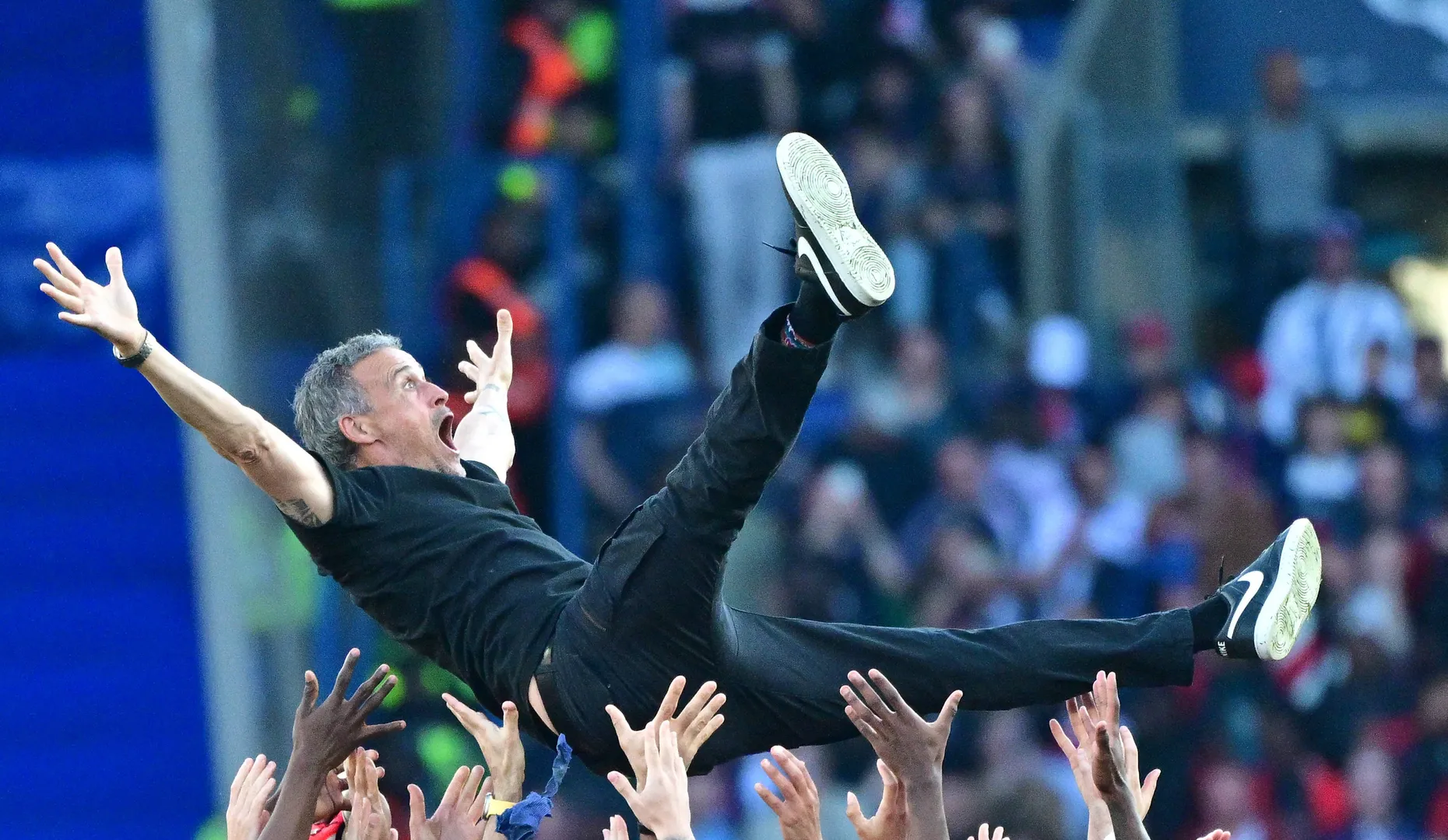 Luis Enrique &eacute; levantado por jogadores do PSG em comemora&ccedil;&atilde;o ao t&iacute;tulo franc&ecirc;s de 2024/25