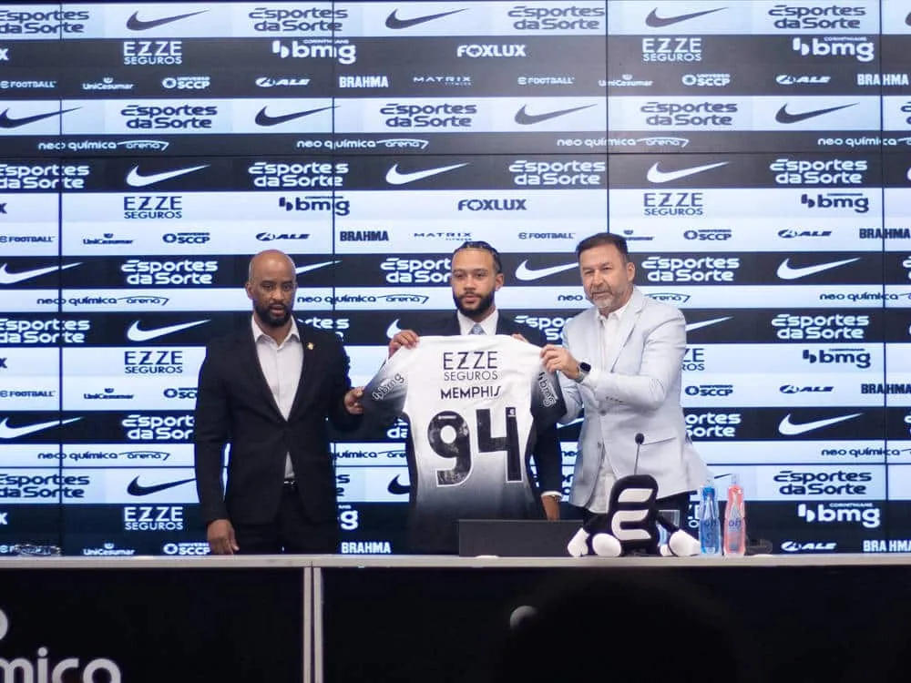 Foto: (Imago) - Memphis Depay &eacute; apresentado pelo Corinthians ao lado de Fabinho Soldado, executivo de futebol, e Augusto Melo, presidente