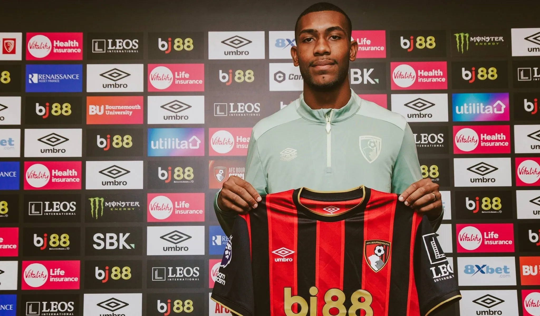 &lsquo;Precisamos ter cuidado com Rayan&rsquo;: T&eacute;cnico do Bournemouth analisa chegada de brasileiro
