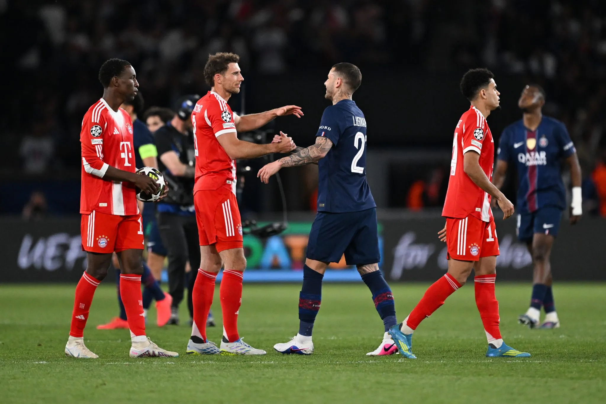 Jogadores de PSG e Bayern de Munique se cumprimentam ap&oacute;s jogo da Champions League