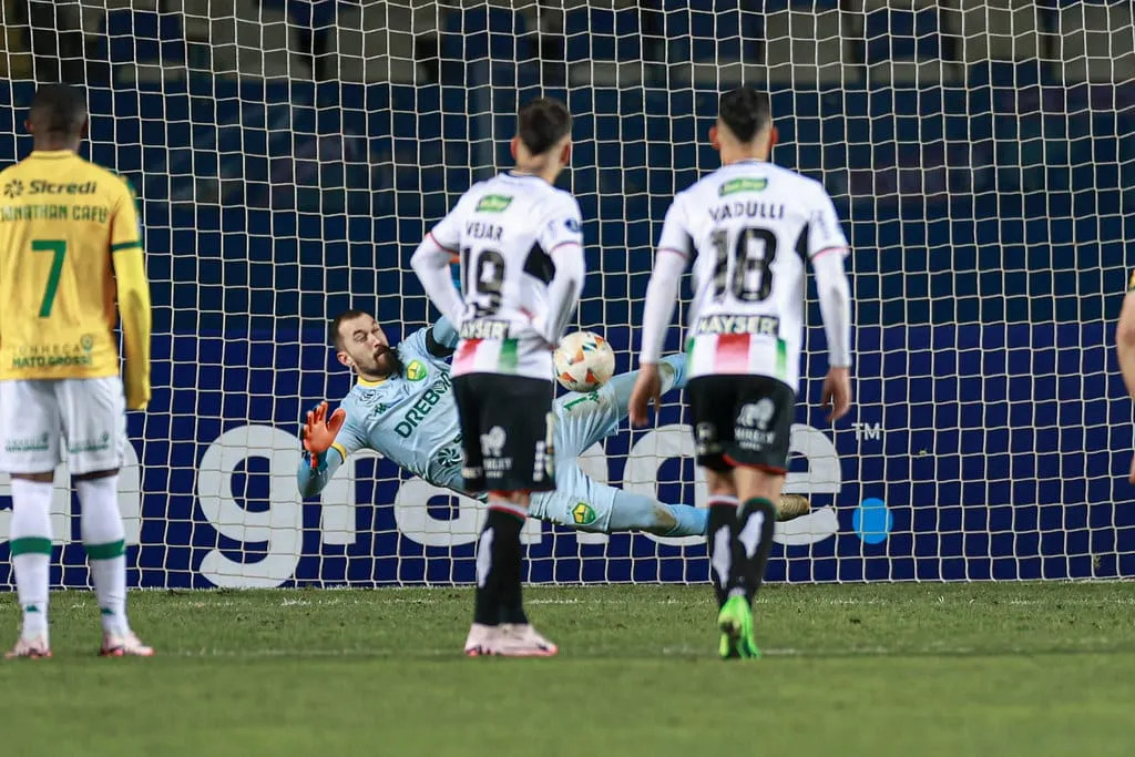 Lance bizarro marca empate do Cuiab&aacute; na Sul-Americana; veja o que diz a regra