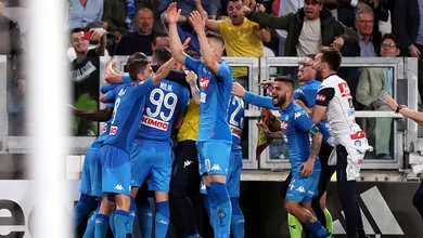 Sarri pede que Napoli mantenha p&eacute;s no ch&atilde;o: &ldquo;Juventus ainda est&aacute; em primeiro&rdquo;