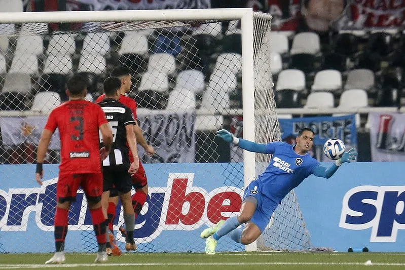 Gatito Fern&aacute;ndez volta ap&oacute;s mais de 250 dias e traz &oacute;tima not&iacute;cia para o Botafogo